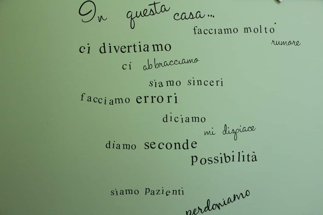 Frase: In questa casa ci divertiamo, ci abbracciamo, perdoniamo